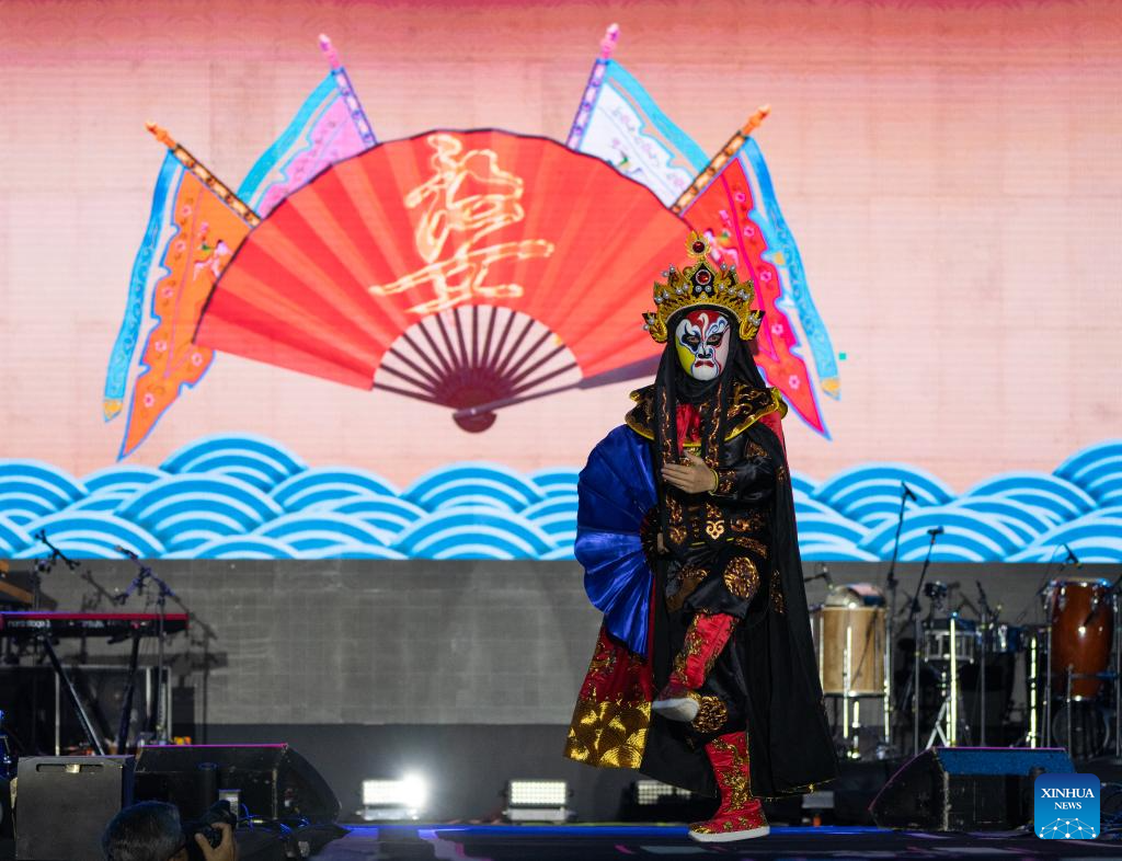 Milhares de pessoas participam do Na Praia Festival com o tema “China” em Brasília