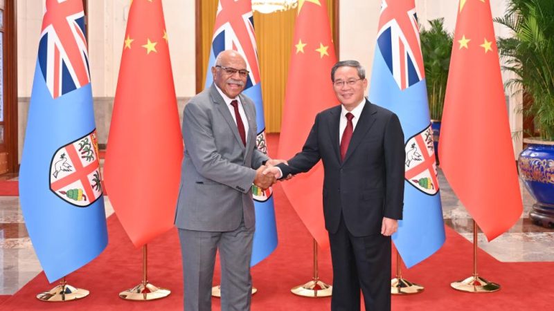 Primeiros-ministros da China e de Fiji enfatizam aumento da cooperação durante conversas