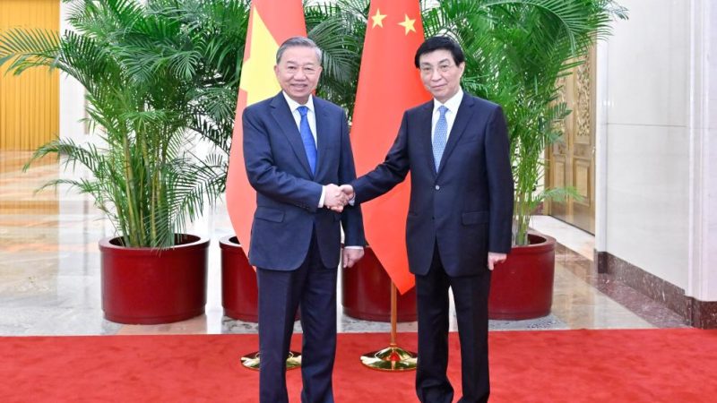 Mais alto conselheiro político da China reúne-se com To Lam, o mais alto líder do Vietnã