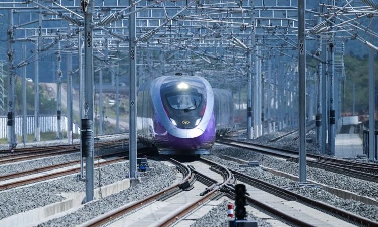 Nova ferrovia de alta velocidade liga importantes centros econômicos no leste da China