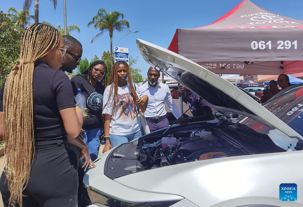 Exposição de veículos elétricos na Namíbia destaca mudanças climáticas e proteção ambiental