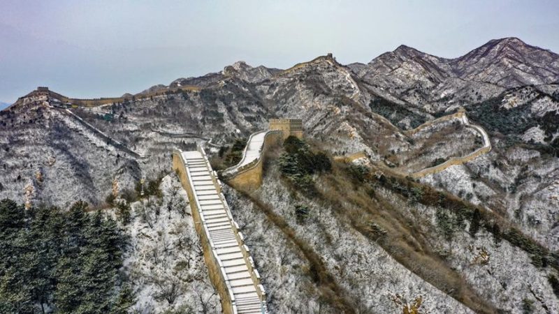 Aeronave elétrica faz voo ao redor da Grande Muralha Badaling, em Pequim