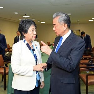 China e Japão assumem responsabilidade compartilhada de promover progresso abrangente dos laços bilaterais, diz chanceler