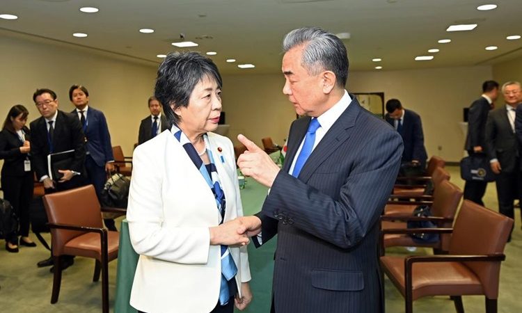 China e Japão assumem responsabilidade compartilhada de promover progresso abrangente dos laços bilaterais, diz chanceler