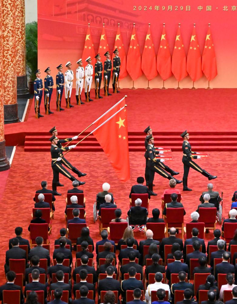 Homenageando modelos, Xi faz apelo para tornar a China mais forte