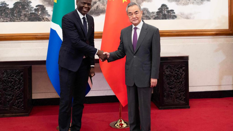 Chanceler chinês reúne-se com homólogos da África do Sul e Senegal sobre cooperação China-África