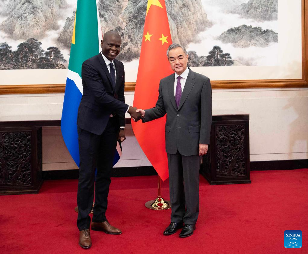 Chanceler chinês reúne-se com homólogos da África do Sul e Senegal sobre cooperação China-África