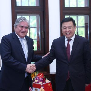 Presidente da Xinhua se reúne com embaixador peruano na China