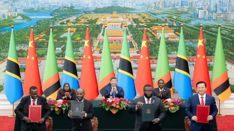 (FOCAC) Presidentes da China, Tanzânia e Zâmbia testemunham assinatura de memorando de entendimento sobre revitalização da ferrovia TAZARA