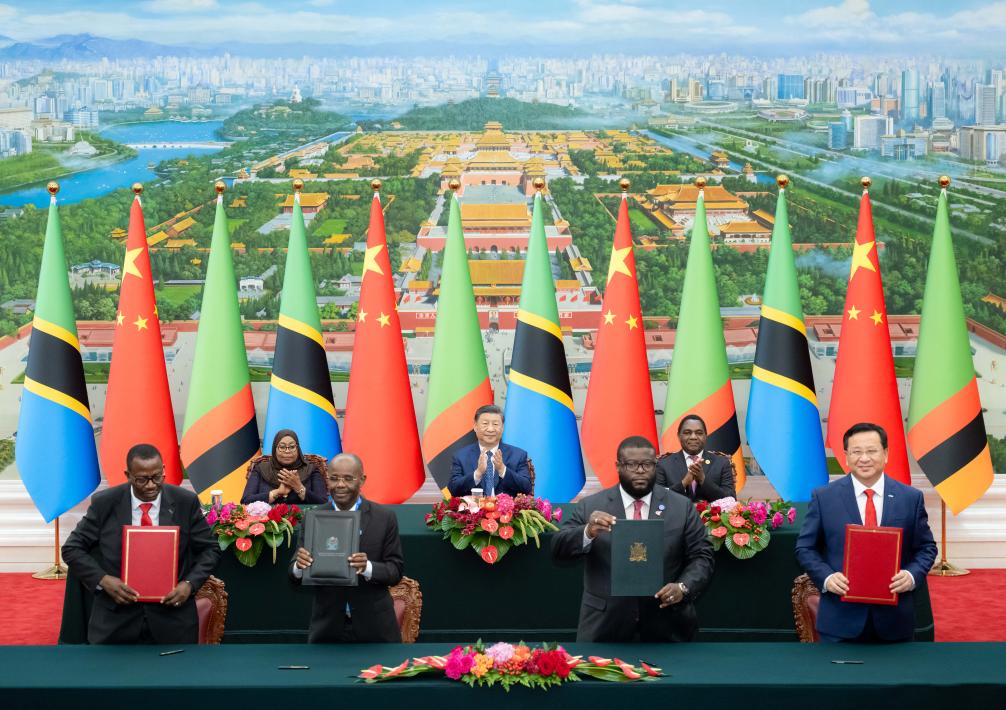 (FOCAC) Presidentes da China, Tanzânia e Zâmbia testemunham assinatura de memorando de entendimento sobre revitalização da ferrovia TAZARA