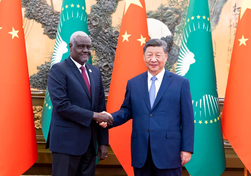 (FOCAC) Xi reúne-se com presidente da Comissão da União Africana