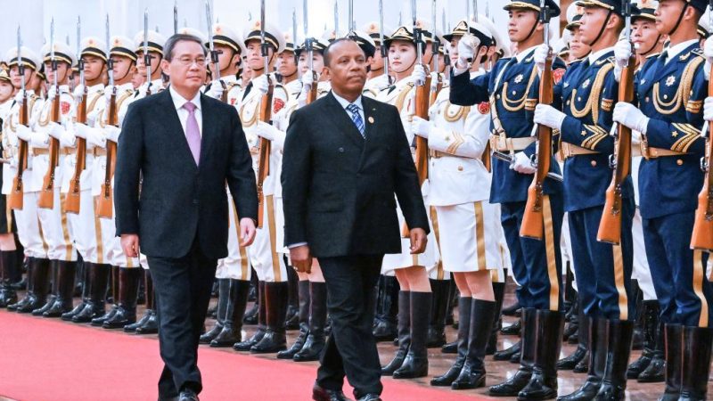 (FOCAC) Premiê chinês mantém conversas com seu homólogo de São Tomé e Príncipe