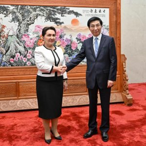 Mais alto conselheiro político da China reúne-se com o presidente do Senado do Uzbequistão