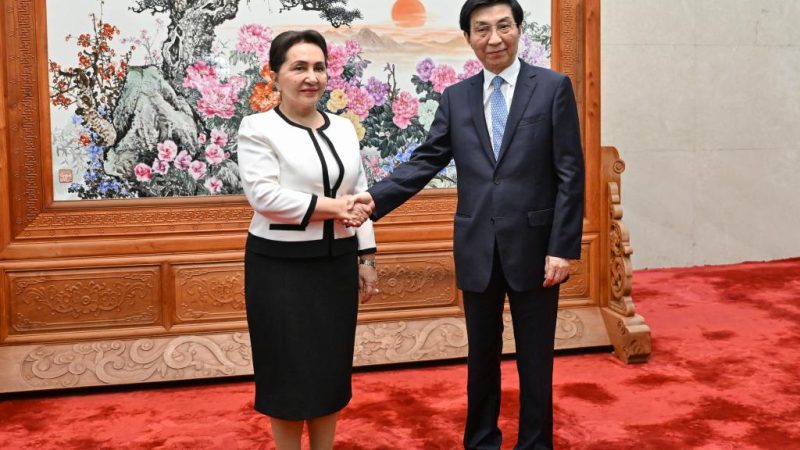 Mais alto conselheiro político da China reúne-se com o presidente do Senado do Uzbequistão