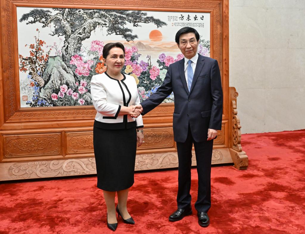 Mais alto conselheiro político da China reúne-se com o presidente do Senado do Uzbequistão