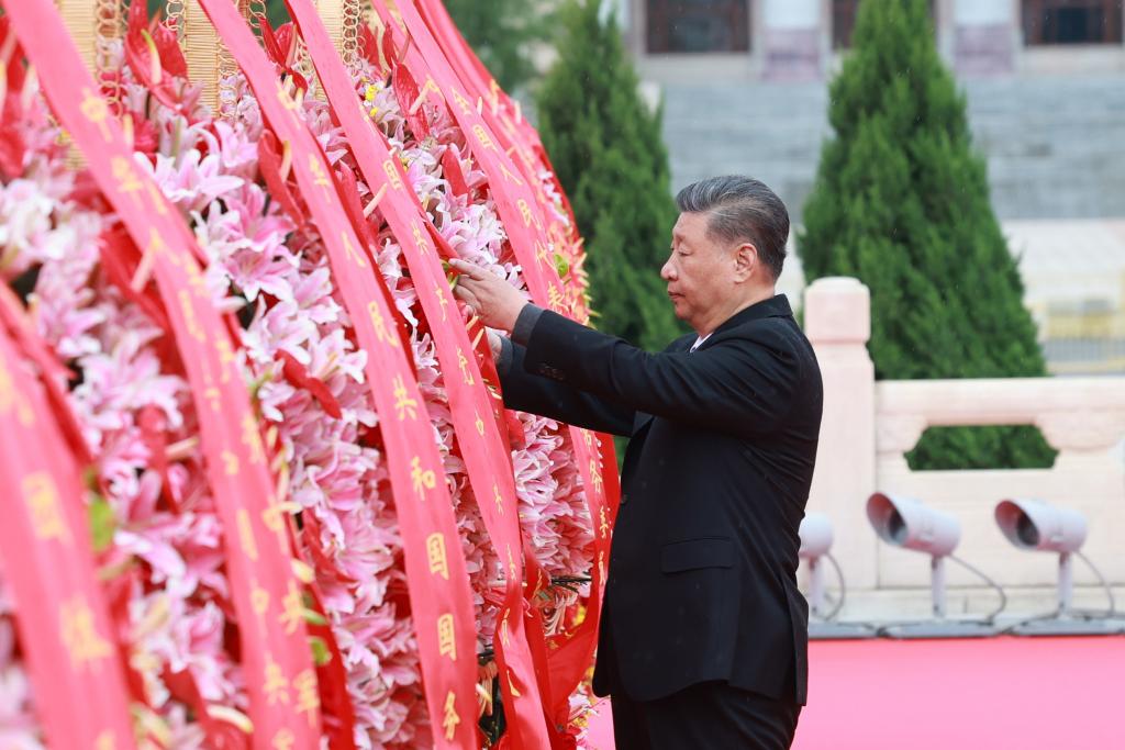 Xi homenageia heróis falecidos no Dia dos Mártires