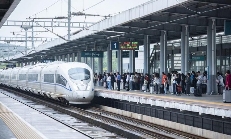 Ferrovias da China registram aumento de viagens de retorno à medida que o feriado se aproxima do fim