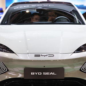 Salão do Automóvel de Paris começa com marcas chinesas de veículos elétricos apresentando seus modelos mais recentes