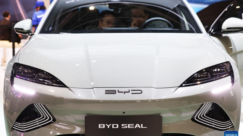 Salão do Automóvel de Paris começa com marcas chinesas de veículos elétricos apresentando seus modelos mais recentes