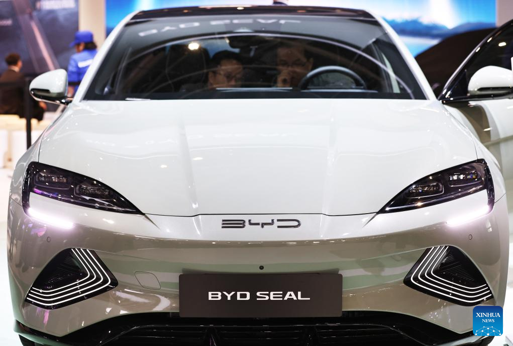 Salão do Automóvel de Paris começa com marcas chinesas de veículos elétricos apresentando seus modelos mais recentes