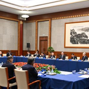 Vice-premiê chinês reuniu-se com conselheiros da Universidade Tsinghua