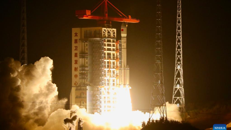 China lança com sucesso novo grupo de satélites