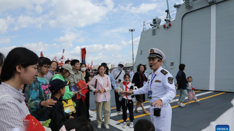 Os Navios da Marinha chinesa estão abertos a visitas públicas durante o feriado do Dia Nacional