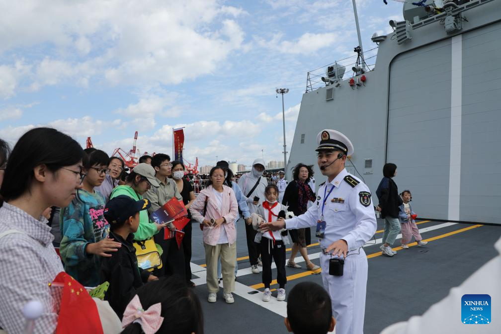 Os Navios da Marinha chinesa estão abertos a visitas públicas durante o feriado do Dia Nacional