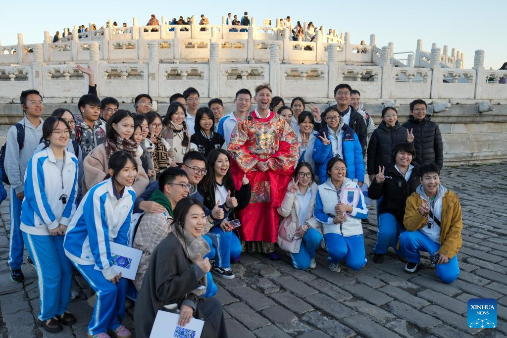 Doador americano de álbum de fotos de crimes de guerra japoneses viaja pela China