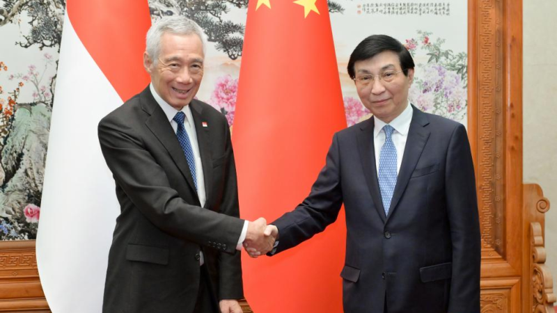 Mais alto conselheiro político da China se reúne com ministro sênior de Cingapura