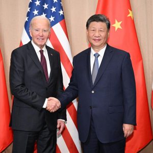 Xi se reúne com Biden em Lima