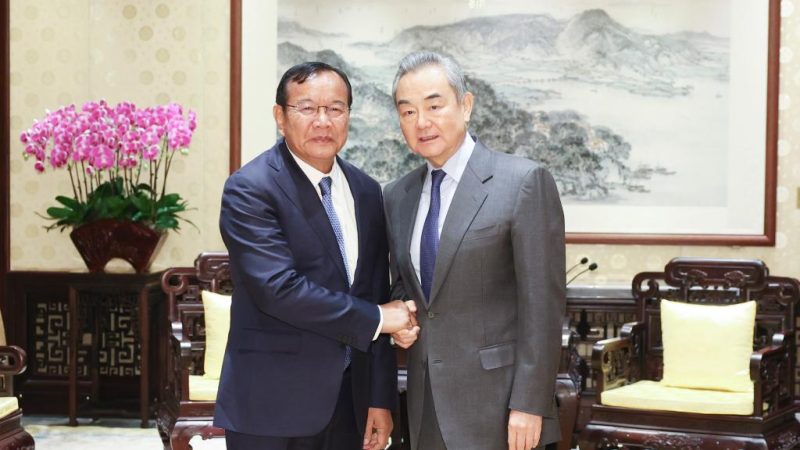 Ministro das Relações Exteriores Chinês se encontra com vice-primeiro-ministro cambojano