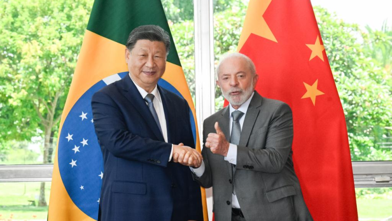 China e Brasil decidem elevar laços na reunião entre Xi e Lula