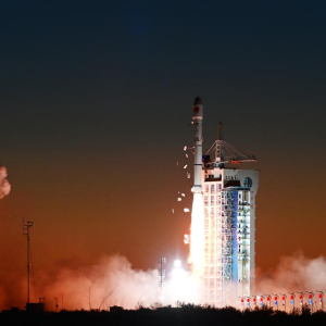 China lança dois novos satélites