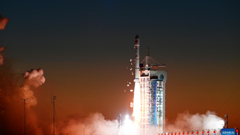 China lança dois novos satélites