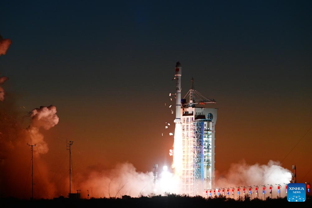 China lança dois novos satélites