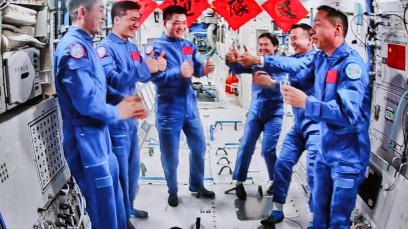 Nave espacial chinesa Shenzhou-18 é separada da combinação da estação espacial