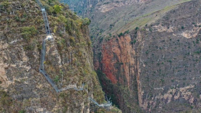 Escadaria de aço em aldeia no topo de penhasco no sudoeste da China estabelece recorde mundial do Guinness