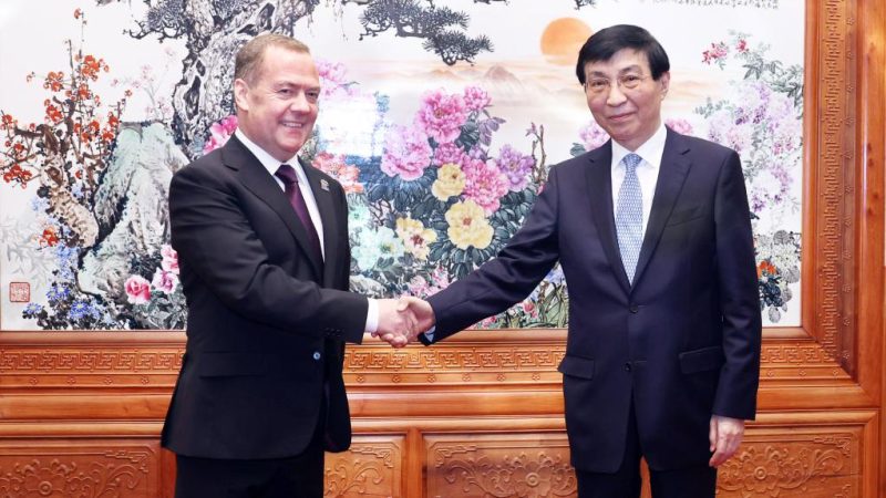 Mais alto conselheiro político da China reúne-se com presidente do partido Rússia Unida