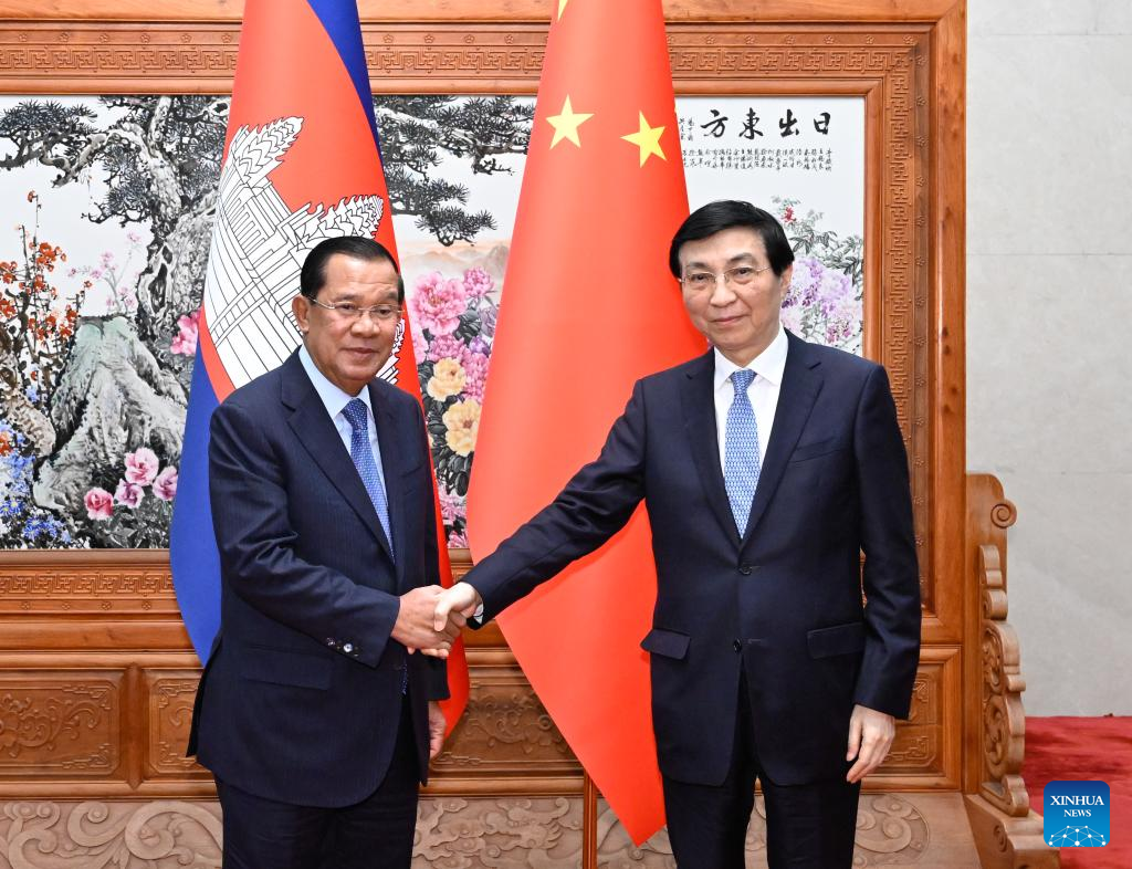 Mais alto conselheiro político da China reúne-se com o presidente do Senado do Camboja