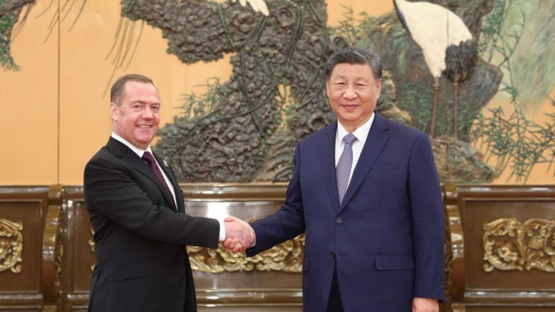 Xi reúne-se com o presidente do partido Rússia Unida, Medvedev