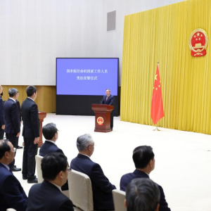 Altos funcionários chineses juram fidelidade à Constituição