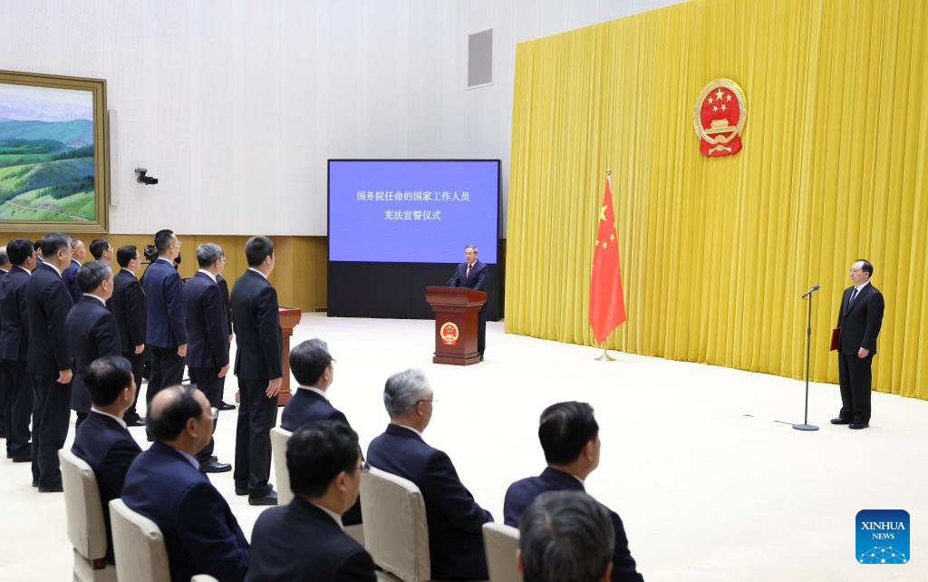 Altos funcionários chineses juram fidelidade à Constituição