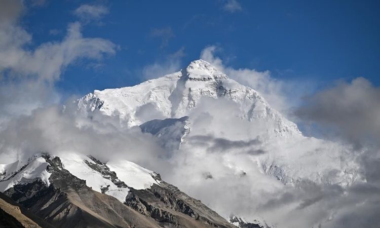 Número de turistas estrangeiros do Monte Qomolangma dobra em 2024