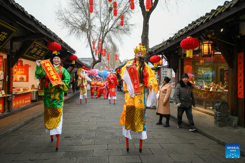 Moradores realizam atividades culturais para celebrar a próxima Festa da Primavera em Sichuan