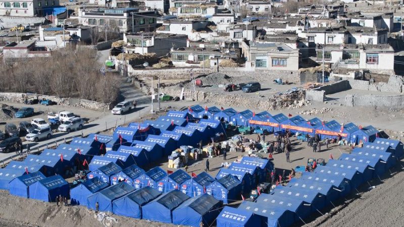 Serviço memorial é realizado para vítimas do forte terremoto de Xizang