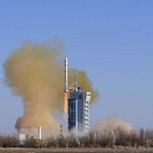 China lança satélite paquistanês e outros dois