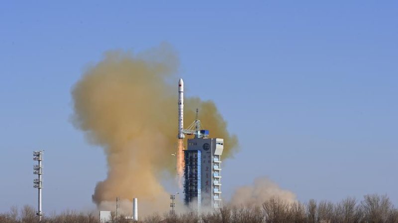 China lança satélite paquistanês e outros dois