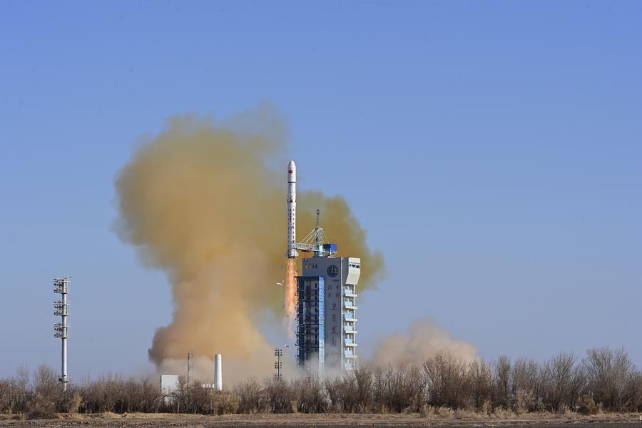 China lança satélite paquistanês e outros dois