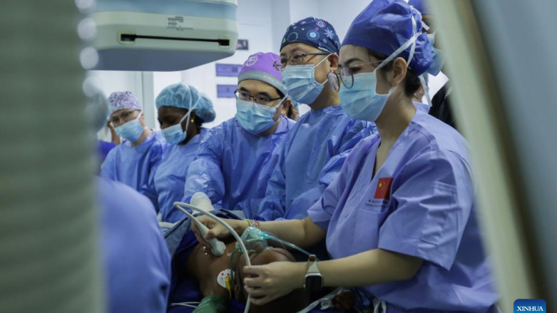 Destaque: Crianças da Tanzânia passam por cirurgias cardiovasculares bem-sucedidas com nova tecnologia pioneira chinesa